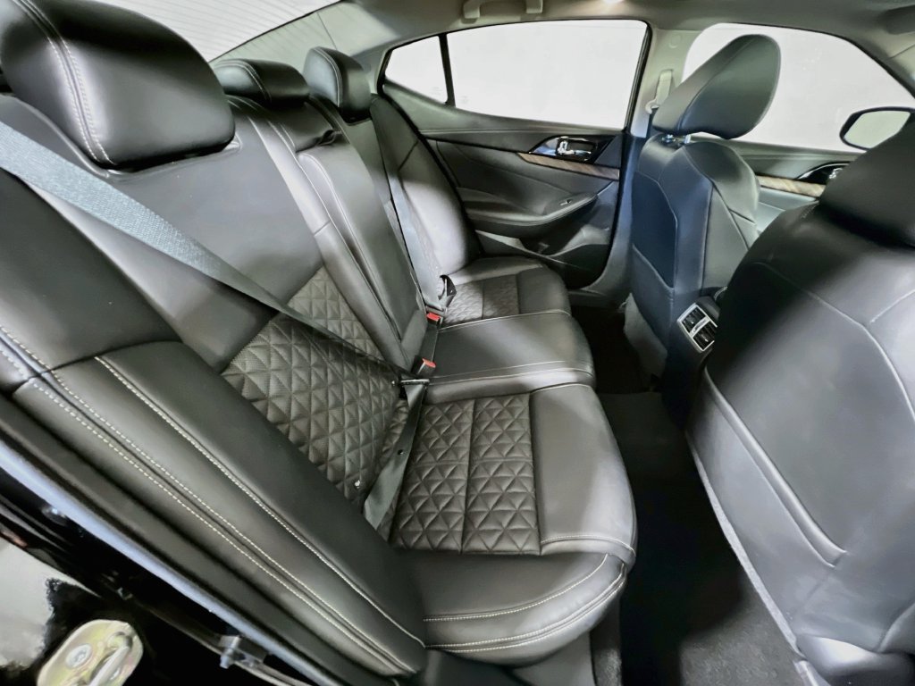 Used 2016 Nissan Maxima Platinum w/ Interior Lighting Package FWD image 25