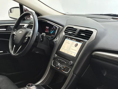 Used 2017 Ford Fusion SE w/ Fusion SE Technology Package FWD image 20