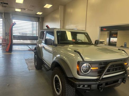 Used 2023 Ford Bronco 2-Door w/ Sasquatch Package AWD/4WD image 1