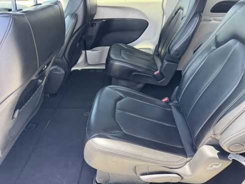Used 2023 Chrysler Pacifica Touring-L FWD image 11