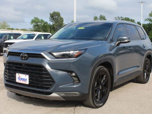 Used 2025 Toyota Grand Highlander FWD image 4