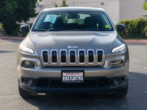 Used 2016 Jeep Cherokee Sport image 2