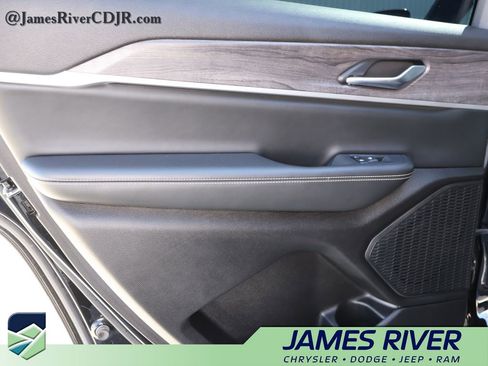 Used 2023 Jeep Grand Cherokee L Limited w/ Black Appearance Package image 18