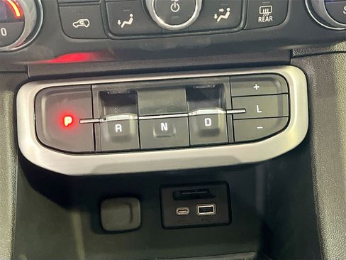 Used 2022 GMC Acadia SLT w/ Technology Package image 17