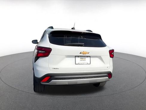 Used 2025 Chevrolet Trax LT w/ LT Convenience Package FWD image 11