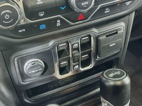 Used 2022 Jeep Wrangler Unlimited Sahara AWD/4WD image 31