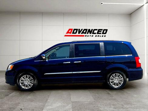 Used 2015 Chrysler Town & Country Touring-L w/ Driver Convenience Group FWD image 7