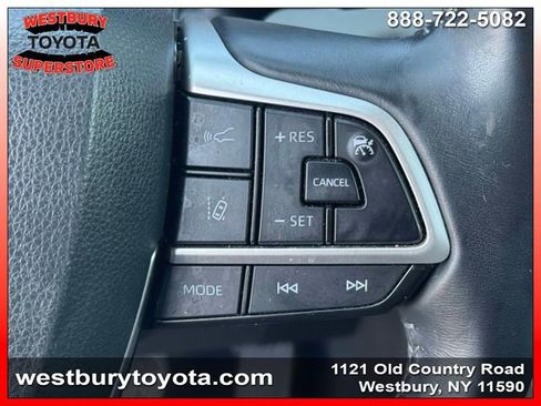 Used 2022 Toyota Highlander LE AWD/4WD image 25