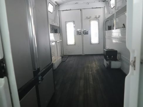 Used 2018 Chevrolet Express 4500 w/ Power Convenience Package RWD image 16