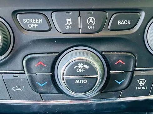 Used 2018 Jeep Cherokee Limited AWD/4WD image 18