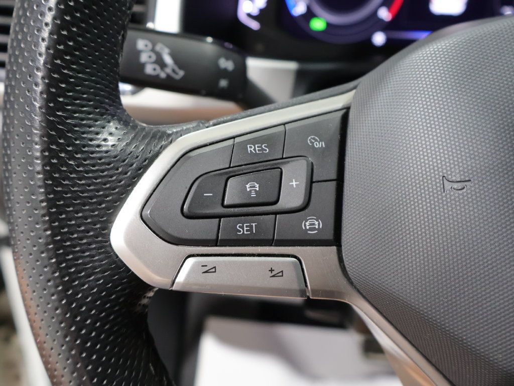 Used 2022 Volkswagen Atlas Cross Sport SEL R-Line AWD/4WD image 27
