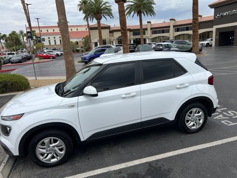 Used 2022 Hyundai Venue SE FWD image 6