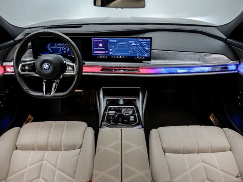 Used 2025 BMW i7 xDrive60 AWD/4WD image 33