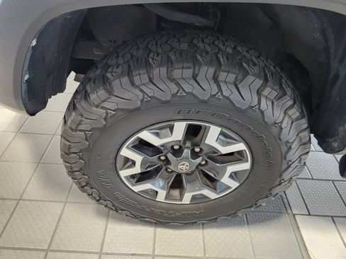 Used 2019 Toyota Tacoma TRD Off-Road AWD/4WD image 8