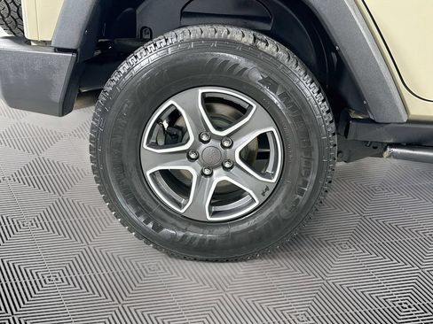 Used 2017 Jeep Wrangler Unlimited Rubicon w/ Connectivity Group AWD/4WD image 30