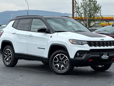 Used 2025 Jeep Compass Trailhawk AWD/4WD image 2