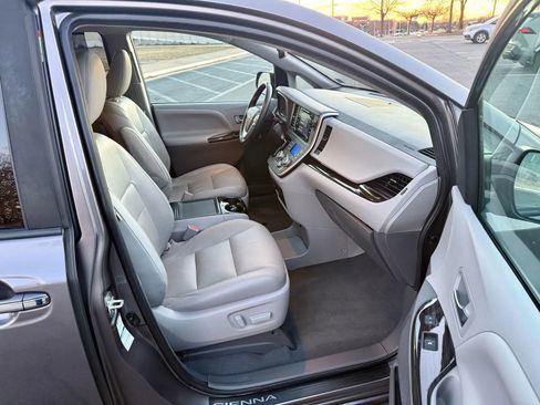 Used 2020 Toyota Sienna XLE image 16