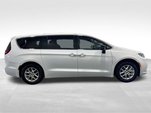 Used 2025 Chrysler Pacifica Select FWD image 8