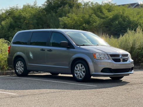 Used 2019 Dodge Grand Caravan SE image 2