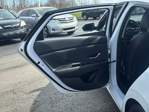 Used 2025 Hyundai Elantra Limited image 29