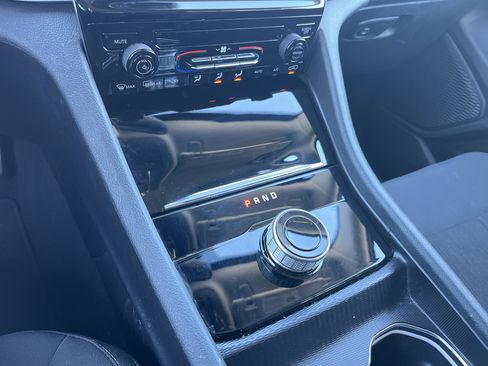 Used 2023 Jeep Grand Cherokee Laredo image 9