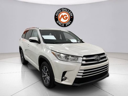 Used 2017 Toyota Highlander XLE FWD image 1