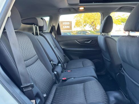 Used 2017 Nissan Rogue SV AWD/4WD image 32