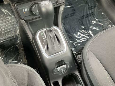 Used 2023 Jeep Renegade Latitude AWD/4WD image 24