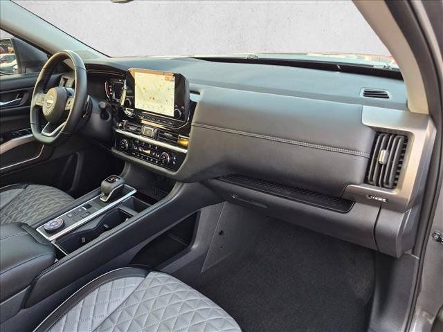 Used 2025 Nissan Pathfinder Platinum AWD/4WD image 22