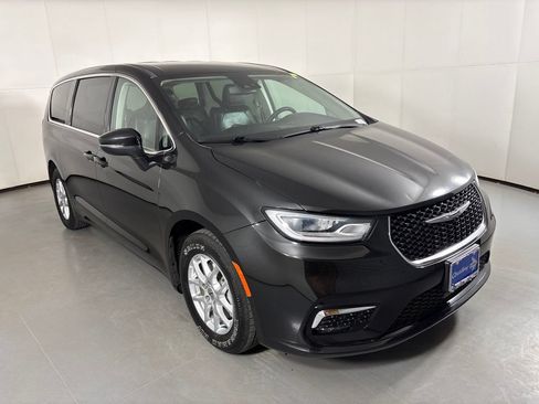Used 2023 Chrysler Pacifica Touring-L FWD image 2