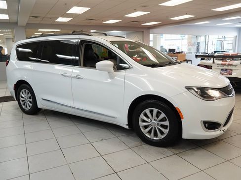 Used 2017 Chrysler Pacifica Touring-L image 13