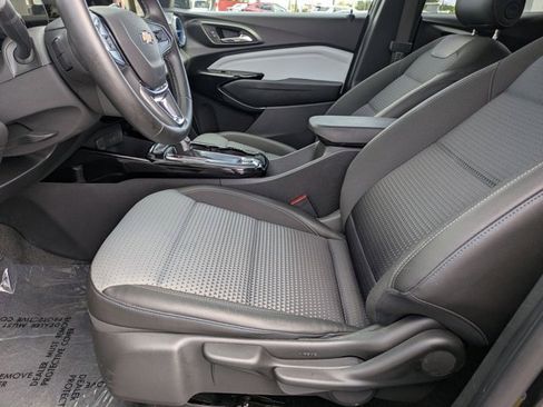 Used 2025 Chevrolet Trax LT w/ LT Convenience Package image 24