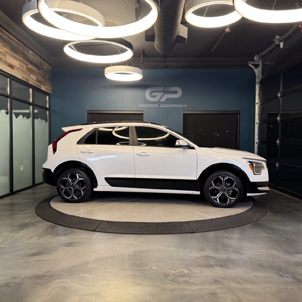 Used 2023 Kia Niro EX Touring FWD image 2