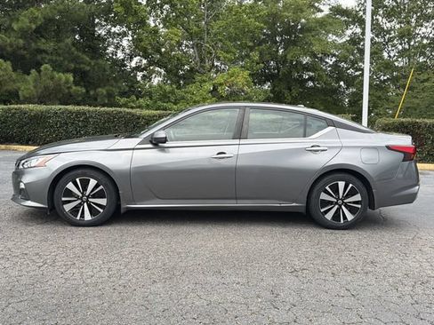 Used 2022 Nissan Altima 2.5 SV w/ SV Premium Package FWD image 2