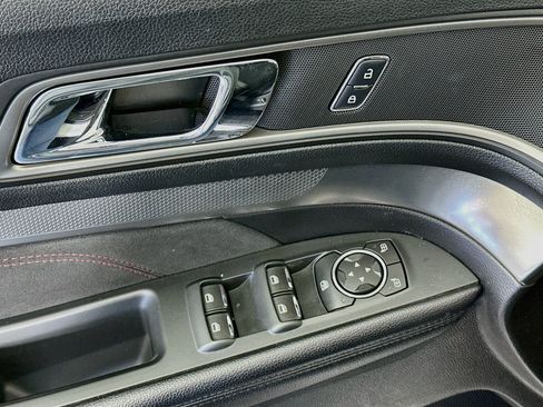 Used 2018 Ford Explorer XLT w/ Equipment Group 202A FWD image 15