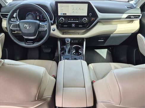 Used 2023 Toyota Highlander Limited FWD image 16