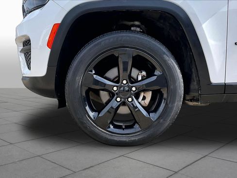 Used 2022 Jeep Grand Cherokee Altitude AWD/4WD image 11