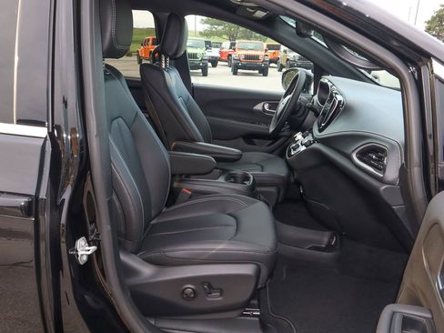 New 2026 Chrysler Pacifica Select image 31