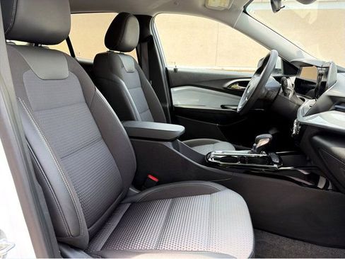 Used 2025 Chevrolet Trax LT FWD image 24