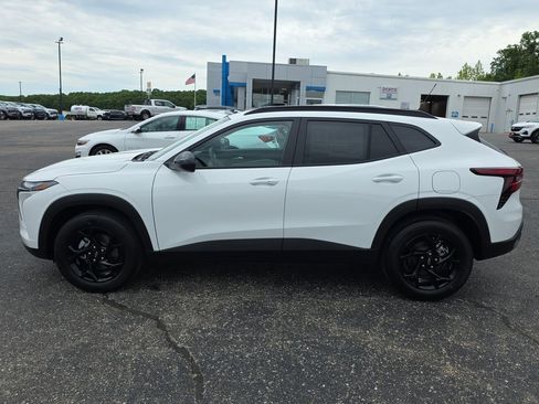 New 2026 Chevrolet Trax LT w/ Sunroof Package FWD image 5