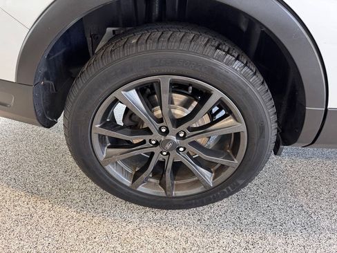 Used 2018 Ford Explorer XLT w/ Equipment Group 202A AWD/4WD image 14