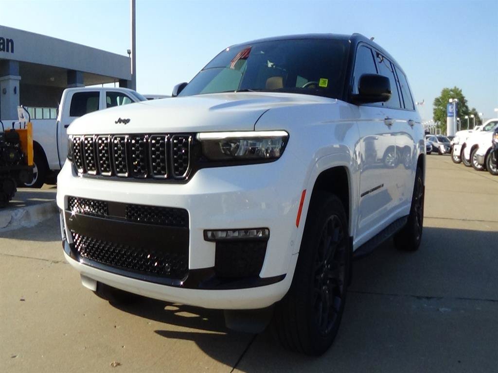 Used 2024 Jeep Grand Cherokee L Summit AWD/4WD image 2