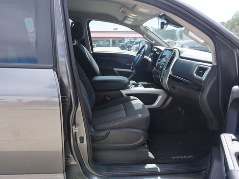Used 2021 Nissan Titan SV w/ SV Convenience Package image 15
