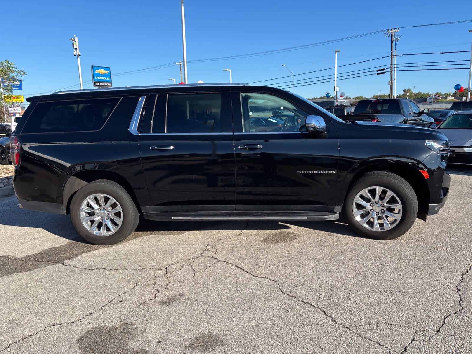 Used 2022 Chevrolet Suburban Premier w/ Premium Package AWD/4WD image 4