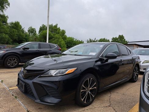 Used 2020 Toyota Camry SE FWD image 1