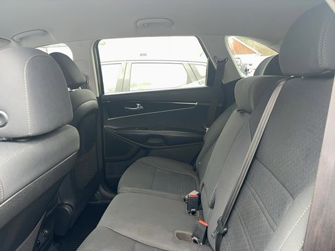 Used 2020 Kia Sorento S image 10