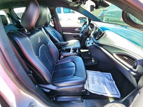 Used 2024 Chrysler Pacifica Limited FWD image 14