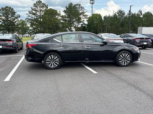 Used 2024 Nissan Altima 2.5 SV FWD image 24