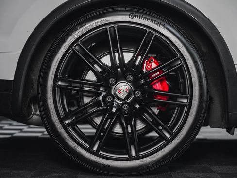 Used 2015 Porsche Cayenne Turbo image 15