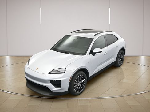 New 2026 Porsche Macan Electric RWD image 34